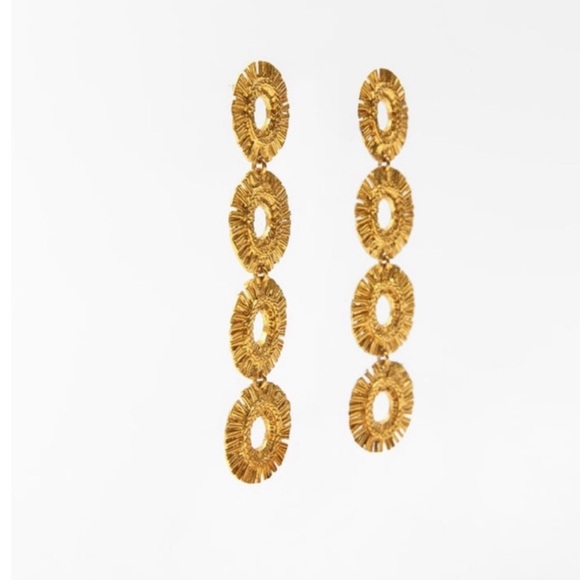 Zara SCULPTED CIRCULAR EARRINGS | Celebrity Favorite - Picture 3 of 4